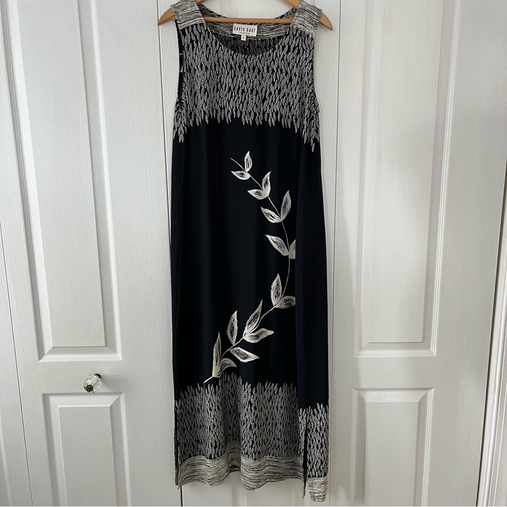 Vintage David Dart Collection Women’s maxi dress. Black w/ leaf pattern Large